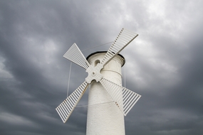 白色米尔灯塔风车图片